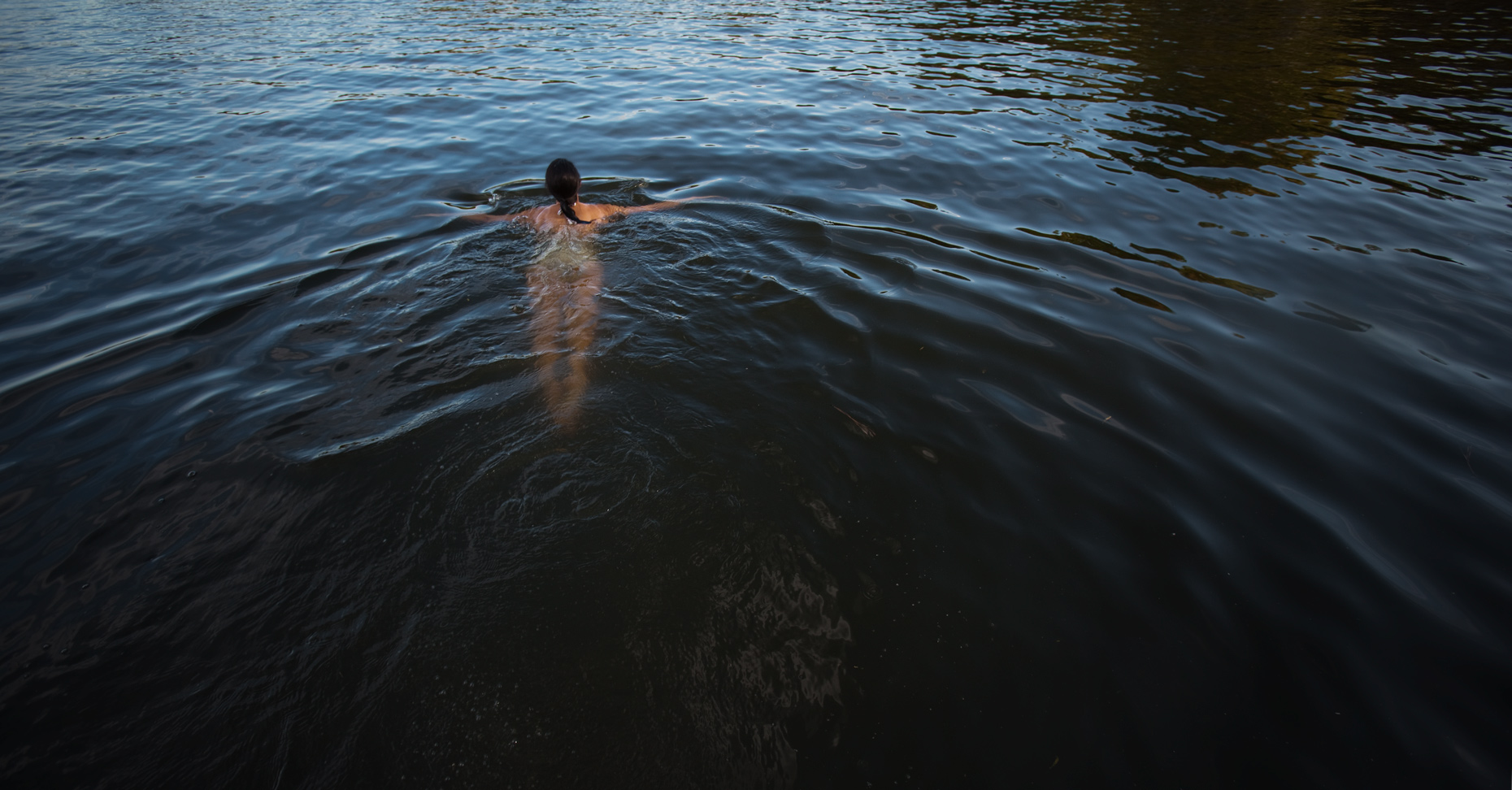 Woman-swim-lake
